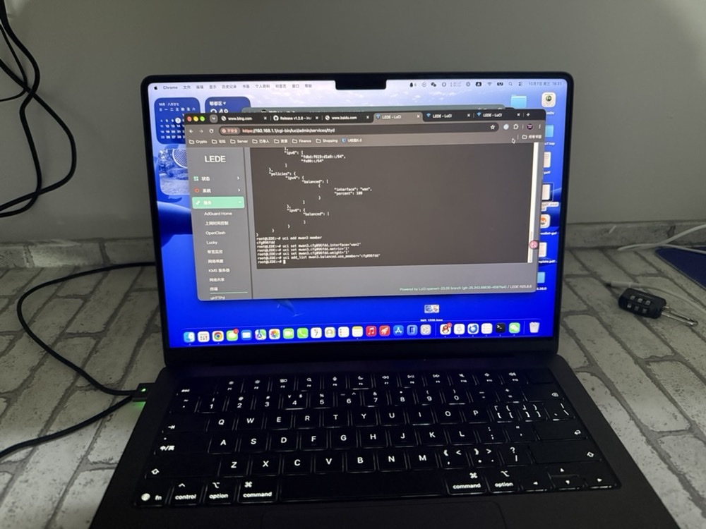 MacBook 上开着 LuCI 和终端,屏幕上是一坨 uci 导出的 mwan3 配置