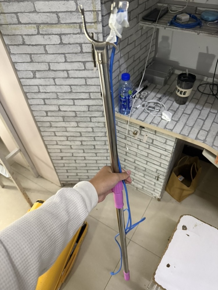 宿舍布线,蓝网线被挂在金属杆上绕进屋里