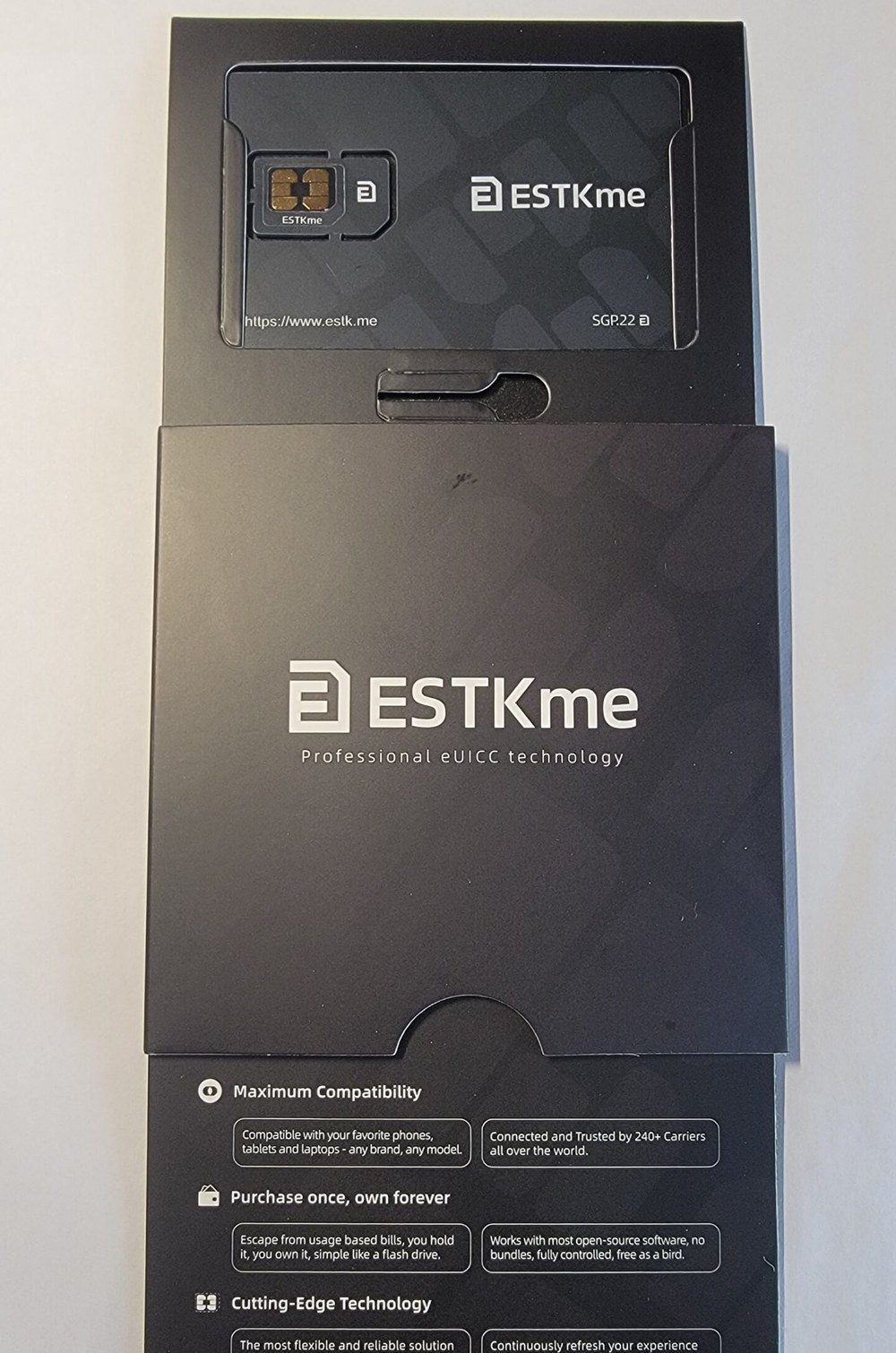 ESTKme 实体卡与官方包装：卡面印有 ESTKme 品牌标识、芯片触点与官网 estk.me，标注 SGP.22 标准；包装上写明 Professional eUICC technology，已获 240+ 运营商信任