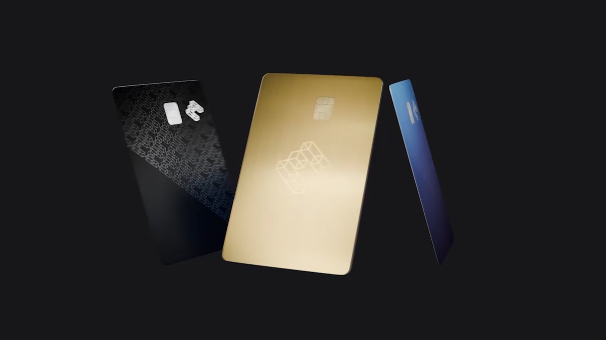 ether.fi Cash 卡三款卡面:黑色(Pinnacle 金属卡)、金色(VIP 金属卡)与蓝紫渐变卡(Core 标准卡),卡面压印 ether.fi 几何标志