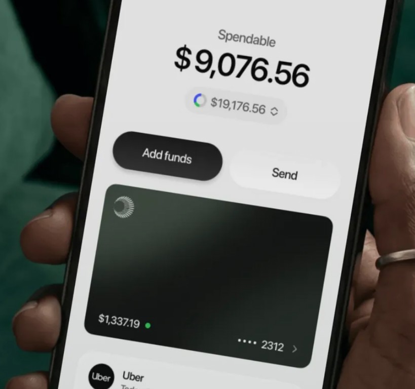 Plasma One 官方 App 界面:黑色虚拟卡卡面显示余额 $1,337.19,下方交易列表可见 Uber 消费 -$38.19 与返现 +$1.42,顶部 Spendable 余额 $9,076.56 与 XPL 计价 $19,176.56 并列,底部为 Home / Earn / Tier 三个入口